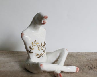Uniek porseleinen beeldje – Handgemaakte kunstsculptuur met bladgoud