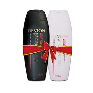 Puede incluir: Dos botellas de cuidado capilar Revlon, un champú negro y un acondicionador blanco, están atadas con una cinta roja. Las botellas tienen letras doradas y están etiquetadas como "Outrageous" y "Protección Intensiva para Minimizar el Daño Capilar."