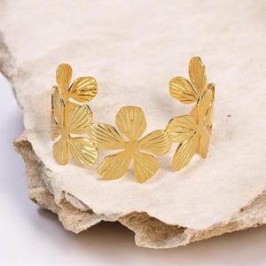 Bracelet manchette fleurs larges plaqué or 18 carats, bracelet jonc ouvert, manchette fleurs épaisses réglables, manchette minimaliste faite main, cadeau pour elle