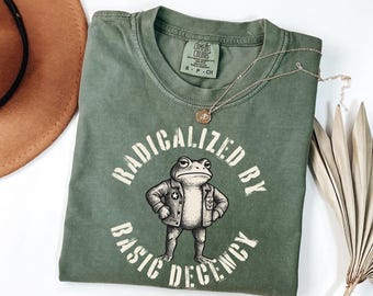 Maglietta Radicalized by Basic Decency - Maglietta Comfort Colors Frog - Felpa di protesta politica per attivisti