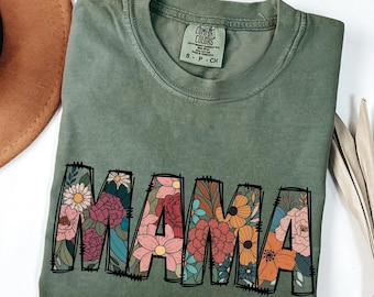 Comfort ColorsのフローラルレタープリントMAMAシャツ、女性用ソフトボヘミアンママライフTシャツ、母の日ギフトアイデア、ヴィンテージパステルママTシャツ