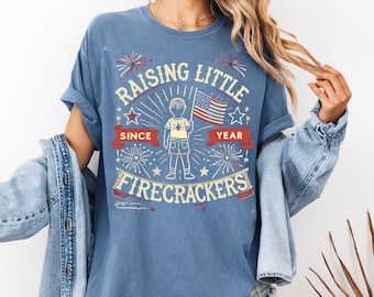Comfort Colors® Rauring Little Firecrackers Shirt, Benutzerdefiniert seit Jahr Mom Tee, 4. Juli personalisiertes Shirt, Vaterländisches Kinder Geschenk Shirt