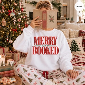 Felpa natalizia "Merry and Booked", felpa natalizia per amanti dei libri, felpa girocollo con albero di Natale a tema libri, regalo di Natale per lettori, maglietta natalizia per bibliotecari