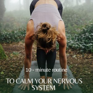 Puede incluir: Una persona en una postura de yoga sobre una esterilla verde en un entorno forestal. El texto en la esterilla dice "10-minute routine TO CALM YOUR NERVOUS SYSTEM". La imagen tiene una estética suave y natural.
