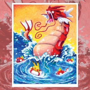 Pu&ograve; includere: Un dipinto vibrante raffigura un serpente marino rosso e bianco che emerge da onde blu sotto un cielo giallo. Diversi piccoli pesci rossi e un Pikachu in un salvagente nuotano nell'acqua. L'opera d'arte ha uno stile pittorico strutturato.