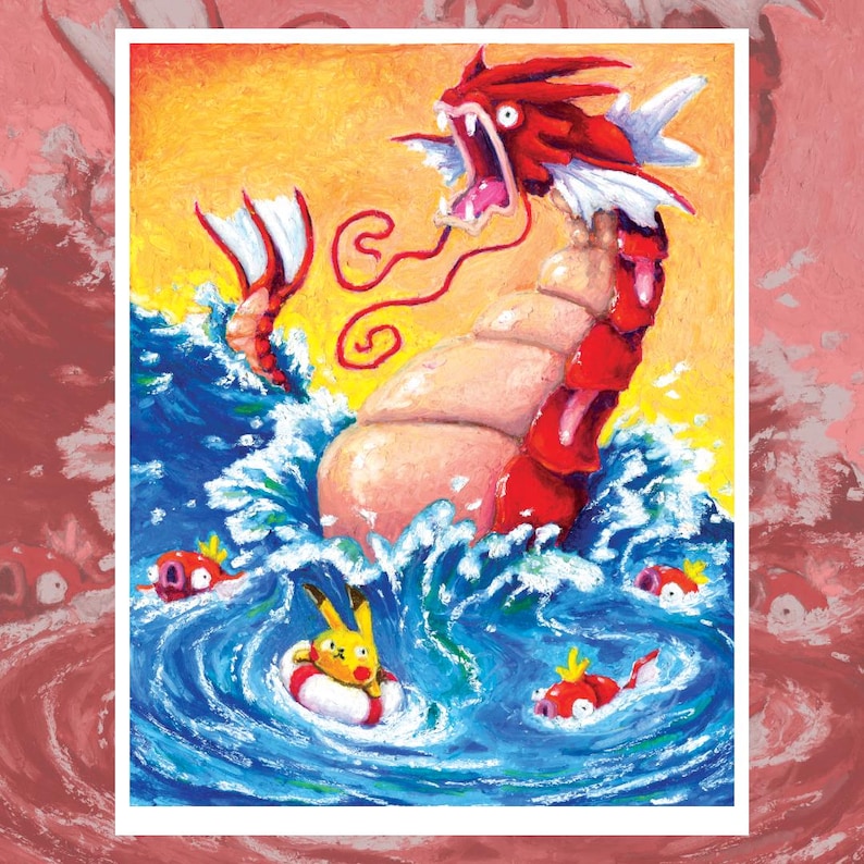 Pu&ograve; includere: Un dipinto vibrante raffigura un serpente marino rosso e bianco che emerge da onde blu sotto un cielo giallo. Diversi piccoli pesci rossi e un Pikachu in un salvagente nuotano nell'acqua. L'opera d'arte ha uno stile pittorico strutturato.