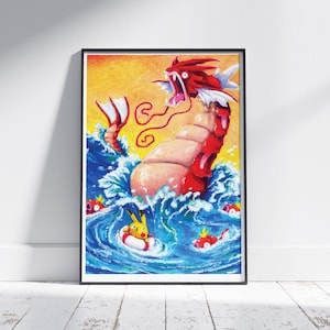 Pu&ograve; includere: Stampa artistica incorniciata con un'illustrazione di un serpente marino che emerge da onde blu. L'opera d'arte include un Pikachu giallo in un salvagente, pesci rossi e un cielo arancione e giallo infuocato.