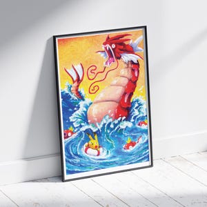 Pu&ograve; includere: Un'opera d'arte incorniciata con una vivace illustrazione di una creatura serpentina rossa e bianca che emerge dalle onde blu dell'oceano. Un personaggio giallo e rosso galleggia in un salvagente. Lo sfondo &egrave; un gradiente giallo e arancione.