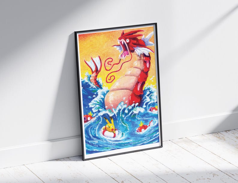 Pu&ograve; includere: Un'opera d'arte incorniciata con una vivace illustrazione di una creatura serpentina rossa e bianca che emerge dalle onde blu dell'oceano. Un personaggio giallo e rosso galleggia in un salvagente. Lo sfondo &egrave; un gradiente giallo e arancione.