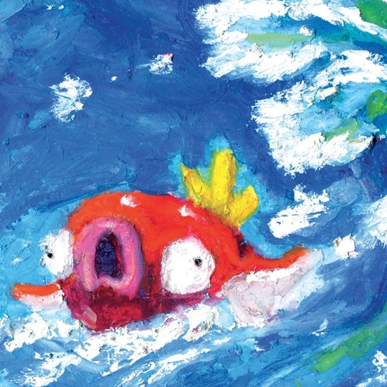 Pu&ograve; includere: Dipinto impressionista di un pesce rosso con una corona gialla, su sfondo blu con forme bianche a forma di nuvola. Il pesce ha bocca rosa e occhi bianchi, creando un'atmosfera artistica e fantasiosa.