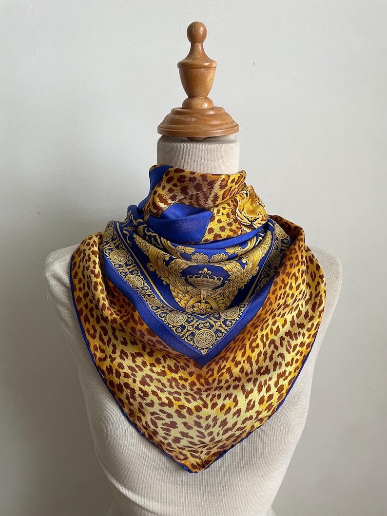 Scarf details