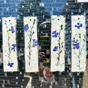 Marque-pages en papier faits main avec du lin bleu pressé à la main