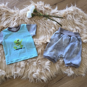 T-shirt size 62 and short bloomers size 62/68