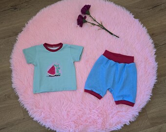 T-shirt size 62 and short bloomers size 62/68