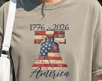 アメリカ建国250周年記念シャツ、アメリカ建国250周年記念コンフォートカラーTシャツ、愛国心あふれるフェイクキルティングTシャツ、独立記念日ギフト