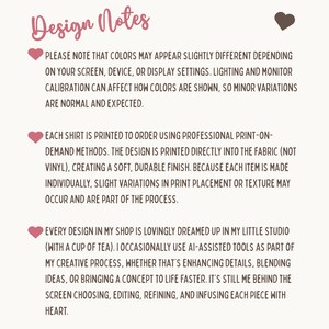 Puede incluir: Un gr&aacute;fico informativo titulado Design Notes con un icono de coraz&oacute;n. Explica que los colores pueden variar seg&uacute;n la pantalla, las camisetas se imprimen bajo demanda con m&eacute;todos directos y los dise&ntilde;os se crean en un estudio con herramientas de IA.
