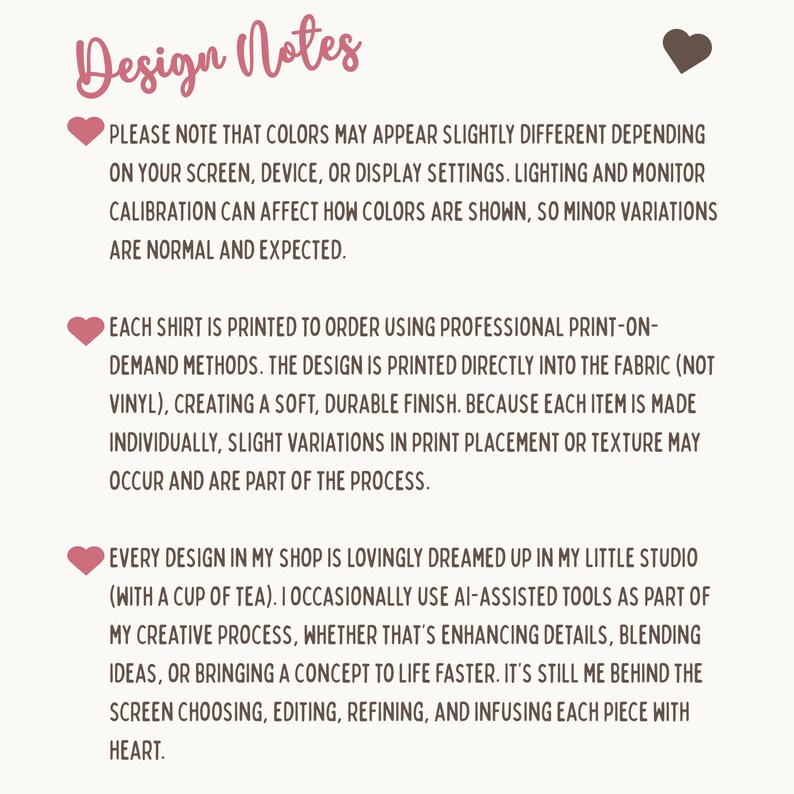 Puede incluir: Un gr&aacute;fico informativo titulado Design Notes con un icono de coraz&oacute;n. Explica que los colores pueden variar seg&uacute;n la pantalla, las camisetas se imprimen bajo demanda con m&eacute;todos directos y los dise&ntilde;os se crean en un estudio con herramientas de IA.