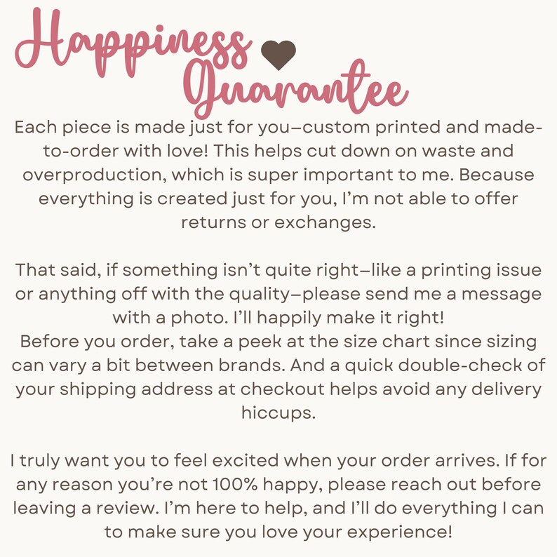 Puede incluir: Un gr&aacute;fico informativo de color claro con texto rosa oscuro titulado Happiness Guarantee y un peque&ntilde;o icono de coraz&oacute;n. El texto explica las pol&iacute;ticas de impresi&oacute;n bajo demanda, la garant&iacute;a de calidad, las tablas de tallas y el soporte al cliente.