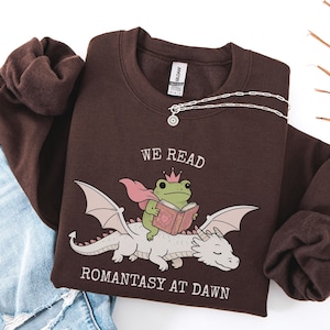 「夜明けにロマンスを読む」シャツ、コンフォートカラーズ・ブックラバーTシャツ、読書好きスウェットシャツ、ファンタジー読者ギフト、カエルドラゴン・ブックラバーTシャツ