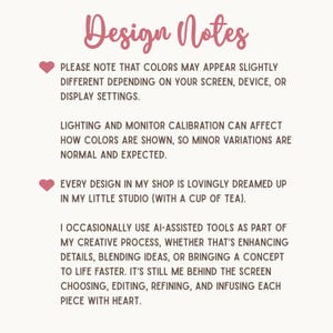 Op de afbeelding: Een cr&egrave;mekleurige afbeelding met de tekst "Design Notes" in roze script. De tekst legt uit dat kleuren kunnen vari&euml;ren afhankelijk van het scherm en dat ontwerpen in een studio worden gemaakt, soms met AI-ondersteuning.