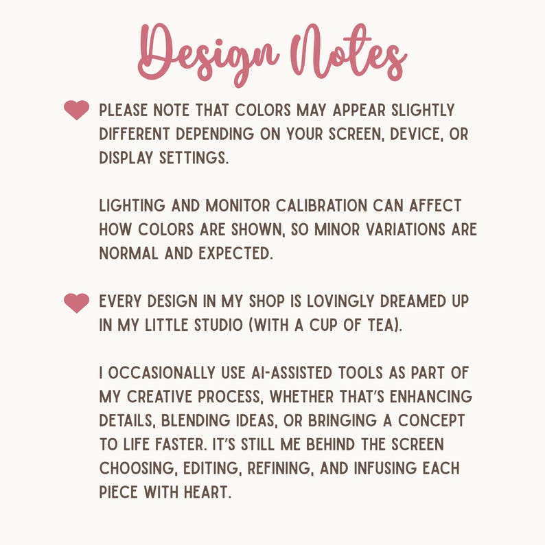Op de afbeelding: Een cr&egrave;mekleurige afbeelding met de tekst "Design Notes" in roze script. De tekst legt uit dat kleuren kunnen vari&euml;ren afhankelijk van het scherm en dat ontwerpen in een studio worden gemaakt, soms met AI-ondersteuning.