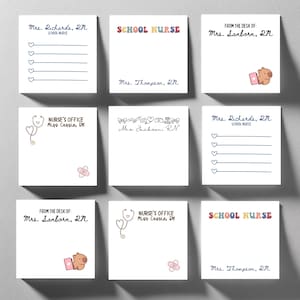 Puede incluir: Una colección de nueve notas adhesivas cuadradas blancas con varios diseños de temática de enfermería, incluyendo textos como Mrs. Richards, RN, School Nurse y From the Desk of, junto a ilustraciones de estetoscopios, vendas y animales.