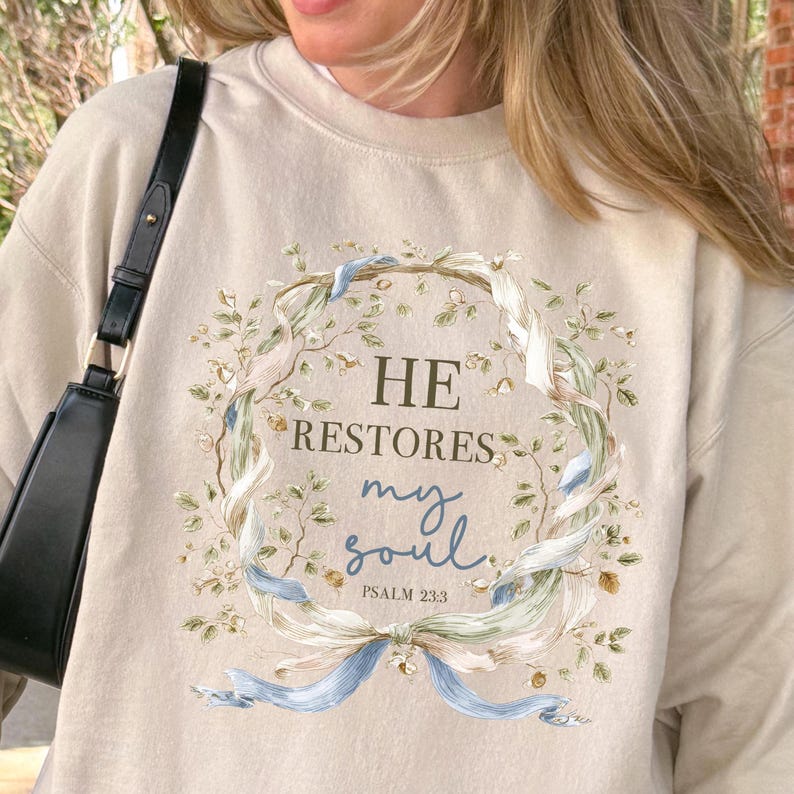 Sudadera con versículos bíblicos cristianos, camiseta religiosa para mujer, regalo cristiano, regalo para mujer con el versículo Salmo 23:3 "Él restaura mi alma", atuendo para la iglesia. imagen 3
