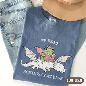 「夜明けにロマンスを読む」シャツ、コンフォートカラーズ・ブックラバーTシャツ、読書好きスウェットシャツ、ファンタジー読者ギフト、カエルドラゴン・ブックラバーTシャツ