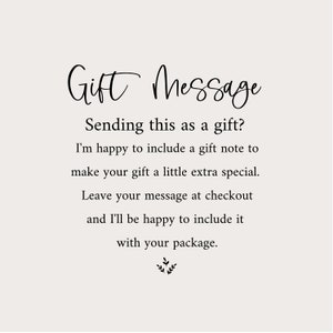 K&ouml;nnte beinhalten: Text auf wei&szlig;em Hintergrund mit der Aufschrift "Gift Message" und Anweisungen zum Hinzuf&uuml;gen einer personalisierten Geschenkanmerkung an der Kasse.