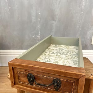 Cassetto di legno vintage dipinto a mano con carta da parati