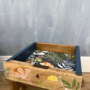 Cassetto di legno vintage dipinto a mano con carta da parati