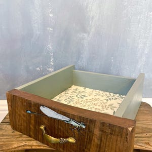 Cassetto di legno vintage dipinto a mano con carta da parati