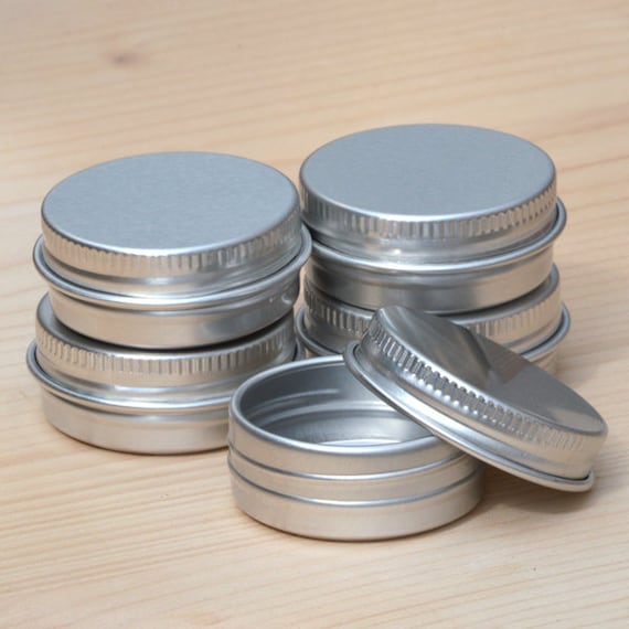 Contenitore in latta tondo color argento con coperchio a rotazione, Packaging in metallo