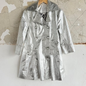 Y2K Wet Seal ormmönster trenchcoat metallic silver jacka damstorlekar vintage 2000-tal