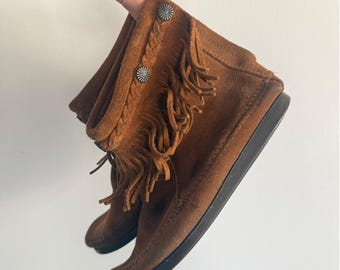 Minnetonka Fringe Booties Moccasin Ankle Boots Brown Suede Western Concho 6.5