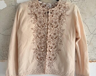 Vintage Cardigan mit Perlenbesatz, floraler Spitze und Cut-outs, romantischer 50er-Jahre-Stil, koketter Pullover, Damengröße M