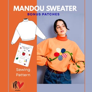 Puede incluir: Un suéter naranja con un diseño floral y el texto "MANDOU SWEATER BONUS PATCHES". También se ven un patrón de costura y un dibujo del suéter. La modelo lleva vaqueros azules y un cuello alto naranja.