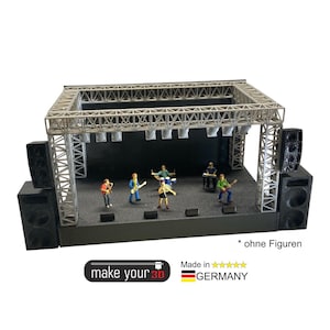 Könnte beinhalten: Ein Miniatur-Bühnenbild mit einer Band, die auftritt. Die Bühne hat eine silberne Fachwerkkonstruktion, Scheinwerfer und schwarze Lautsprecherboxen. Die Bandmitglieder sind kleine Figuren, die Instrumente spielen. Der Text "make your 3D" und "Made in GERMANY" sind sichtbar.