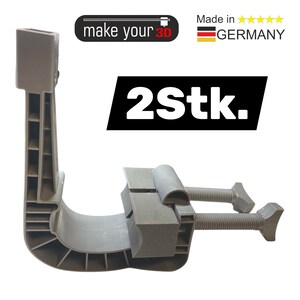 Könnte beinhalten: Eine graue 3D-gedruckte Klemme mit gebogenem Träger und verstellbarem Schraubmechanismus. Das Bild enthält den Text "make your 3D" und "2Stk."