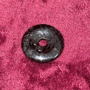 Pendentif donut en nuumit / Nuumit naturel du Groenland