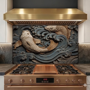 Decoración de cocina japonesa con diseño de peces koi y salpicaduras de cristal en azul y dorado.