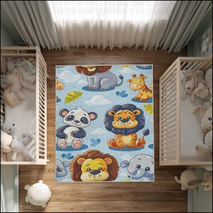 Op de afbeelding: Een babyblauw tapijt met een patroon van cartoon dieren, waaronder leeuwen, een panda, een giraffe en een olifant. Het tapijt is omgeven door twee wiegjes en een houten vloer.