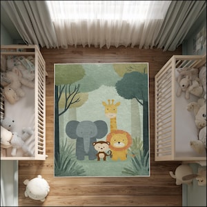 Könnte beinhalten: Ein rechteckiger Kinderteppich mit einer Dschungelszene mit einem Elefanten, einer Giraffe, einem Affen und einem Löwen. Der Teppich hat eine grüne und beige Farbpalette mit Bäumen und Blättern. Zwei Kinderbetten befinden sich auf beiden Seiten.