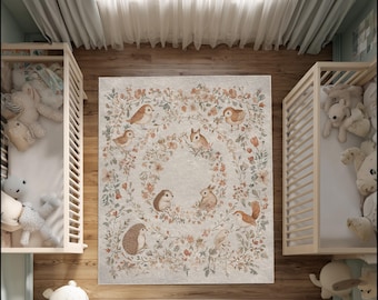 Può includere: Una scena di asilo nido con due culle in legno e un tappeto beige. Il tappeto presenta un disegno floreale con uccelli, conigli e un riccio. Le culle sono piene di peluche. La stanza ha pavimenti in legno e tende chiare.