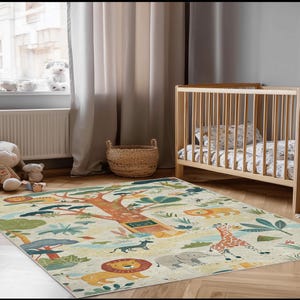 Può includere: Un tappeto rettangolare a tema safari, con un grande albero e vari animali come leoni, giraffe ed elefanti. Il tappeto ha uno sfondo color crema ed è collocato in una cameretta con una culla in legno.
