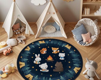 Könnte beinhalten: Ein runder, marineblauer Kinderteppich mit einem Waldcamping-Thema. Der Teppich zeigt Zeichentricktiere, ein Lagerfeuer, Bäume und Zelte. Im Hintergrund befinden sich zwei weiße Tipi-Zelte sowie anderes Kinderspielzeug.