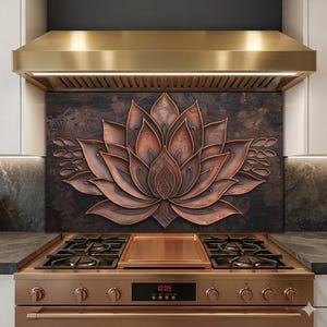 Salpicadero de cristal con forma de loto de cobre, panel de cocina floral zen, decoración de pared cálida tipo spa.