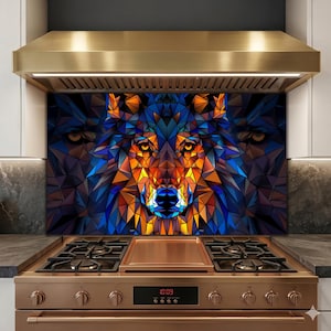 Puede incluir: Una colorida placa para salpicaduras de cocina con un diseño geométrico de un lobo. La obra de arte utiliza tonos de azul, naranja y amarillo, creando un efecto de vidriera. Instalada sobre una estufa de color cobre.