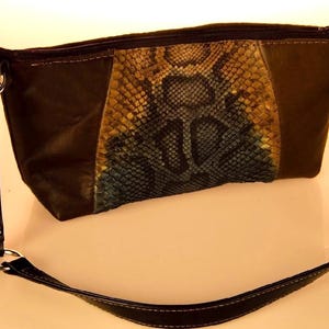 Bolso bandolera con forma de serpiente