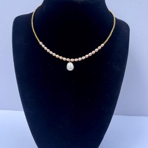Pearl gold necklace.